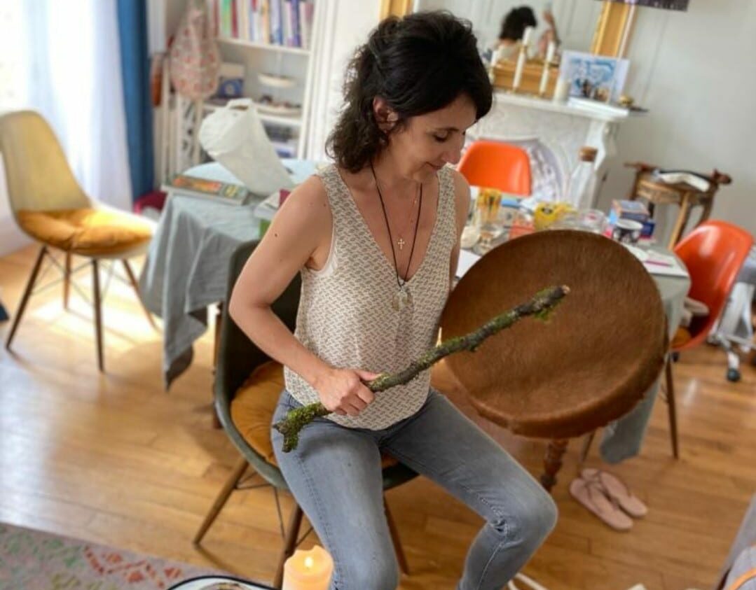 Elisa Degrave en train de faire une démonstration de tambour chamanique