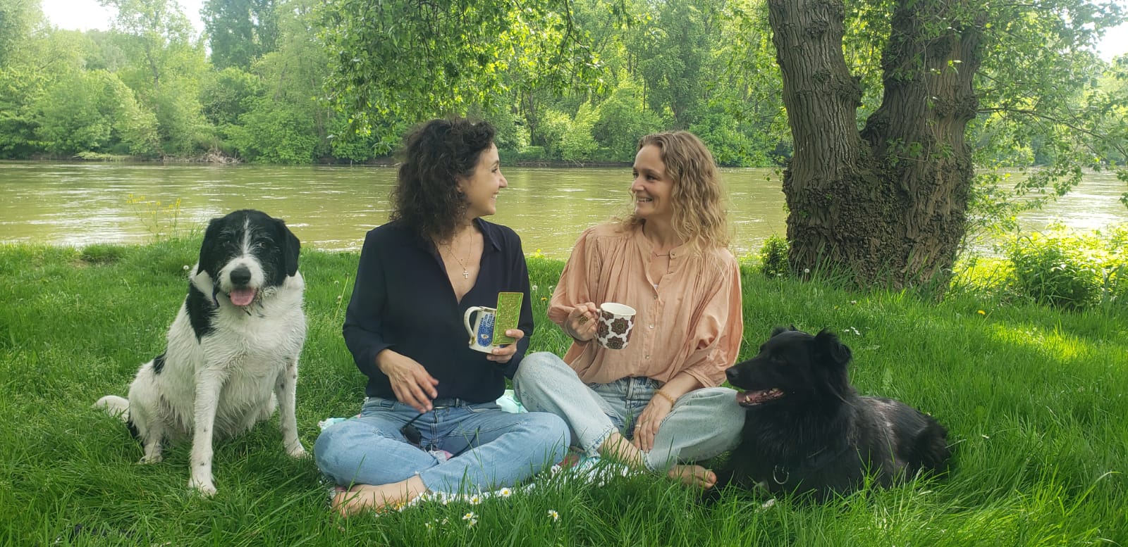 audrey-elisa-bord-de-loire-2 Elisa et Audrey sont les autrices du podcast les Daronnes de la Spiritualité